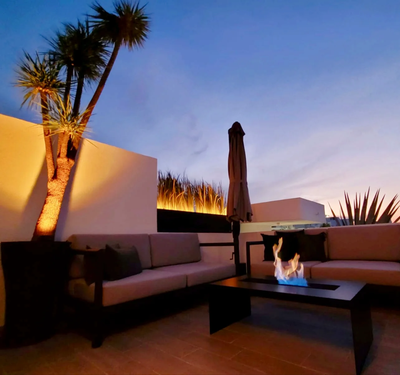 Chimenea exterior encendida
